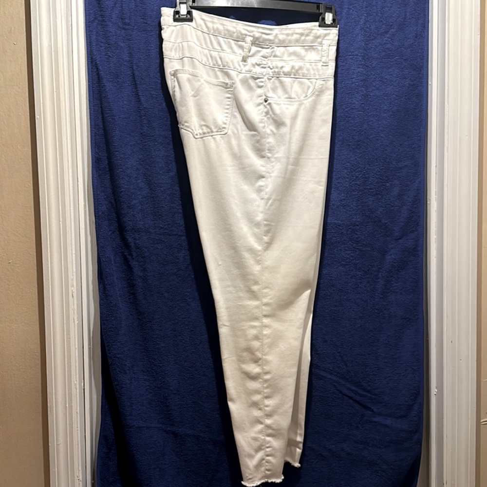 Women’s jeans. Above ankle.